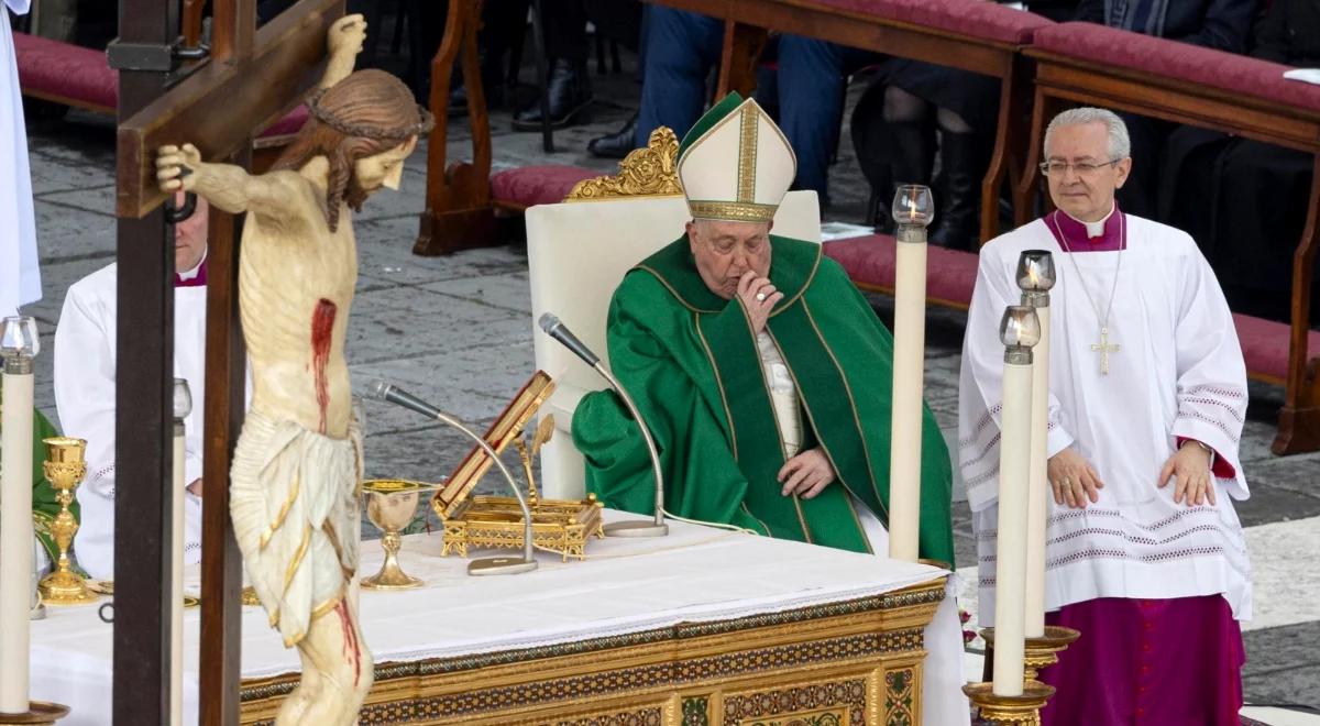 Papież Franciszek przerwał katechezę. Nie był w stanie czytać