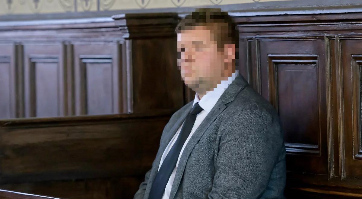 Zawieźli pijanego mężczyznę do lasu, 36-latek zmarł. Rozpoczął się proces policjantów