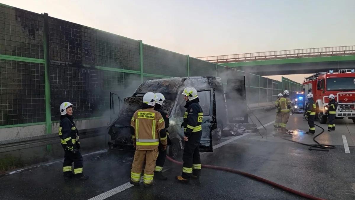 Rzgów. Pożar na A1. Bus spłonął doszczętnie, poważne utrudnienia