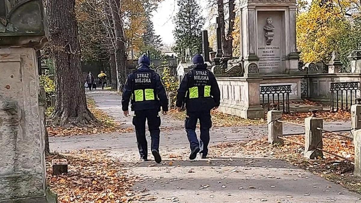 Straż miejska dba o bezpieczeństwo na cmentarzach. Dodatkowe patrole, funkcjonariusze wyposażeni w noktowizory