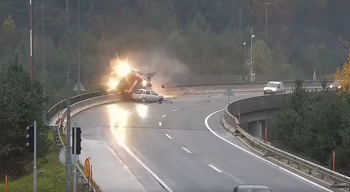 Osobowe auto zepchnęło cysternę z wiaduktu. Przerażające nagranie w sieci