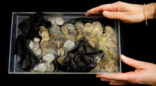 Niezwykłe odkrycie archeologów: but wypchany pieniędzmi
