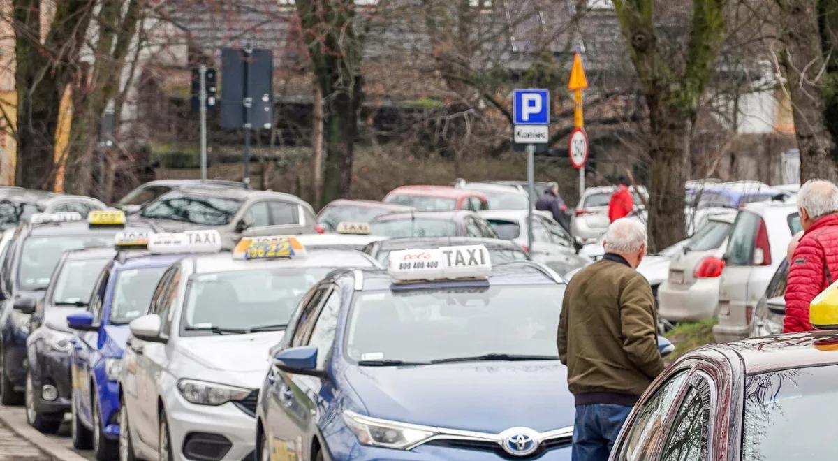 Kraków. Taksówkarz chciał 300 zł za 2 km. Dziennikarze ruszyli z interwencją