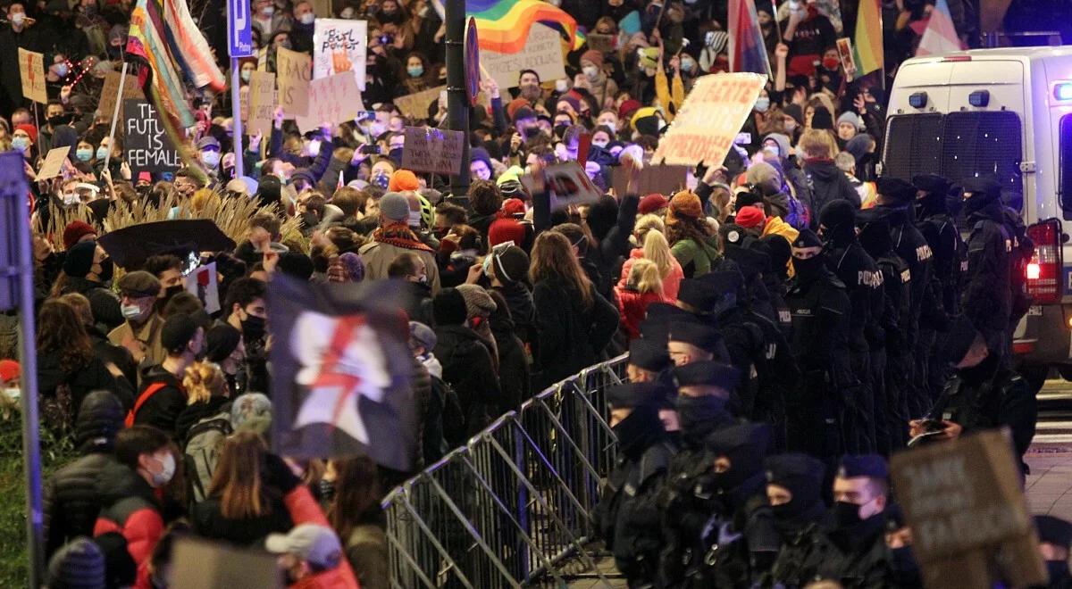 "Skrajnie szkodliwe, przyczyniły się do wzrostu zakażeń i zgonów". Prezes PiS o strajkach kobiet