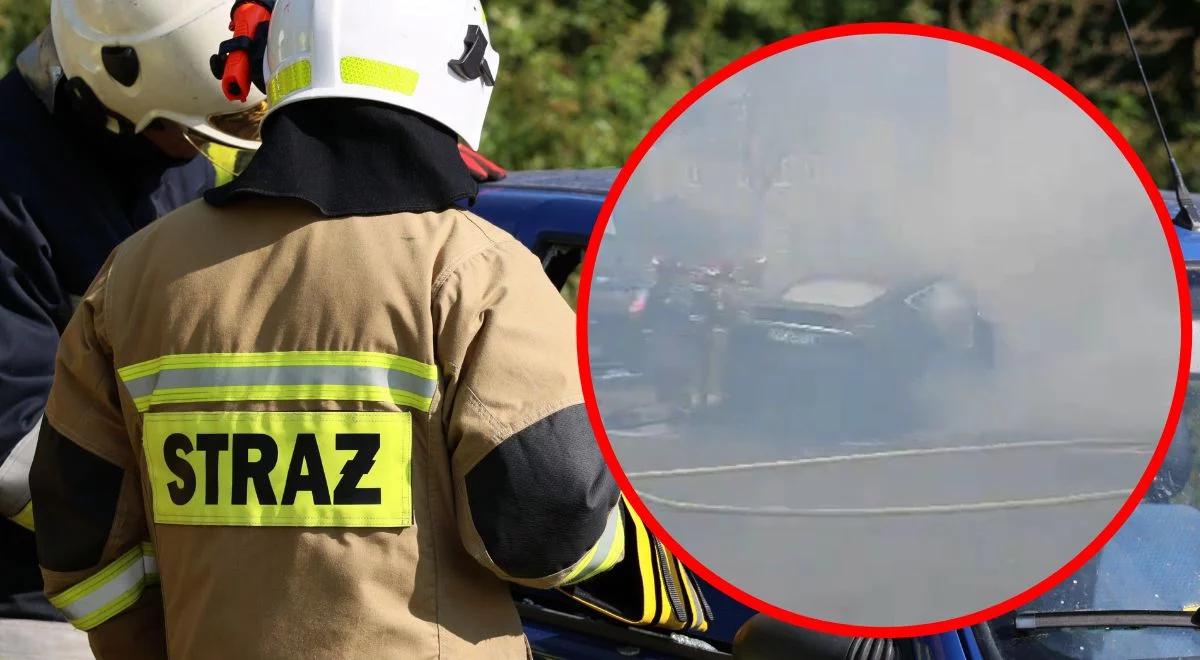 Pożar Tesli w Piotrkowie Trybunalskim. Strażacy gasili auto przez pięć godzin [NAGRANIE]