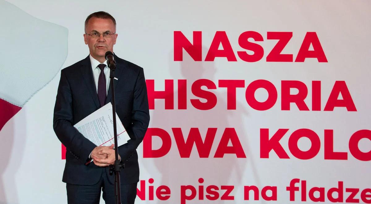 "Nasza historia ma dwa kolory. Nie pisz na fladze" hasłem kampanii społecznej skierowanej do Polaków