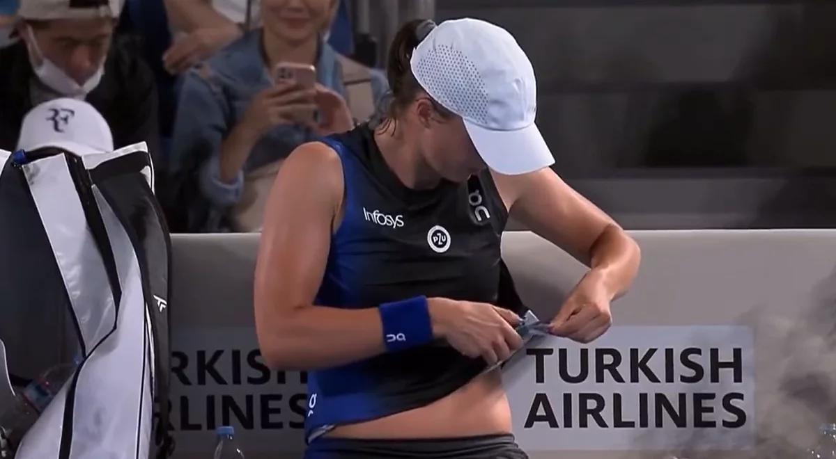 WTA Tokio: Iga Świątek dba o każdy szczegół. W ruch poszły nożyczki [WIDEO]