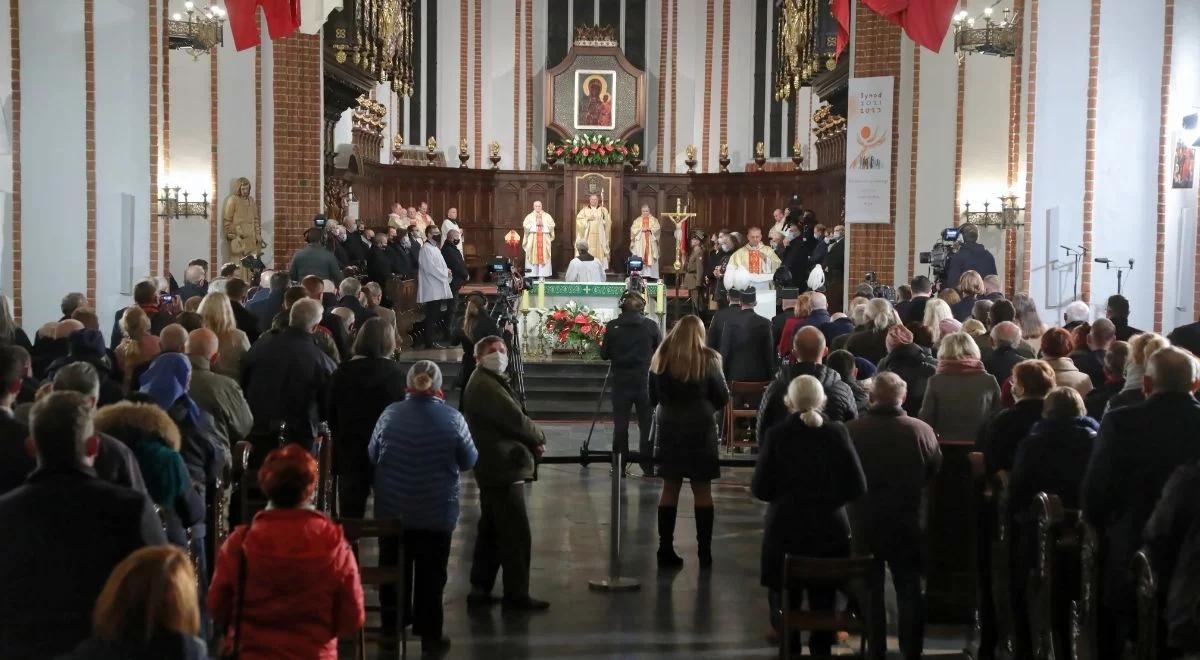 "Wspominamy ofiary katastrofy smoleńskiej w przeddzień Święta Niepodległości". Msza święta w miesięcznicę smoleńską 