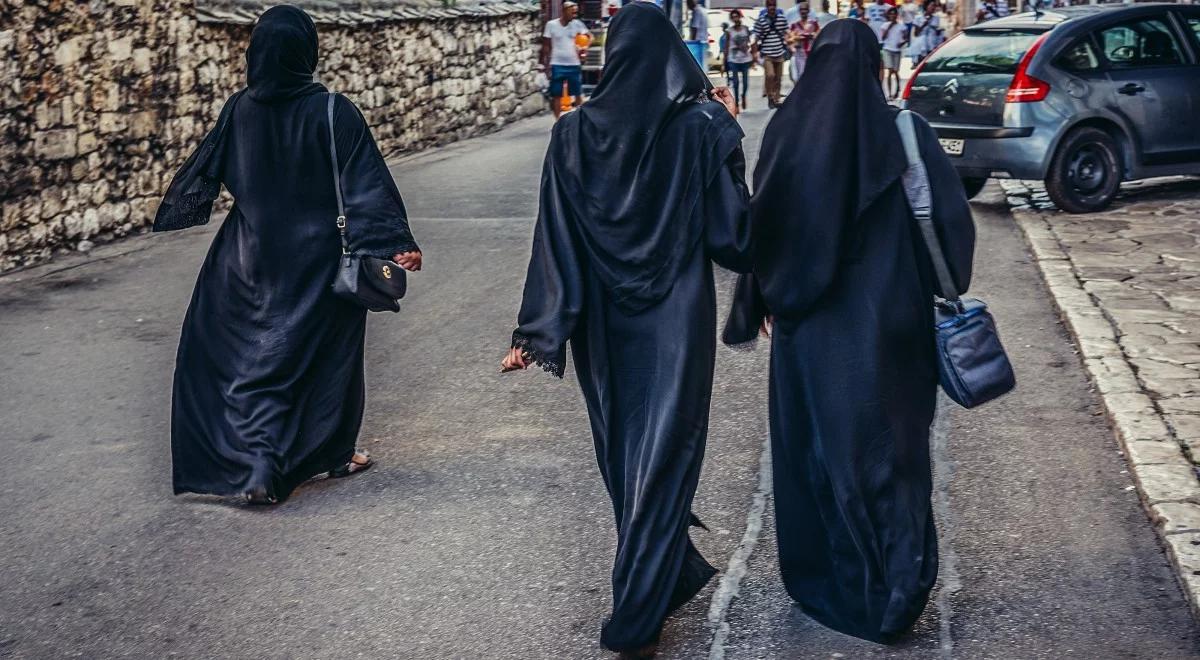 Szwecja: do kraju wróciły trzy obywatelki wspierające ISIS. Wydalono je z obozu w Syrii