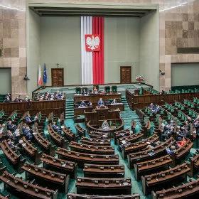 Sondaż CBOS: ponad dwukrotna przewaga PiS nad PO. Wiosna i PSL poza Sejmem