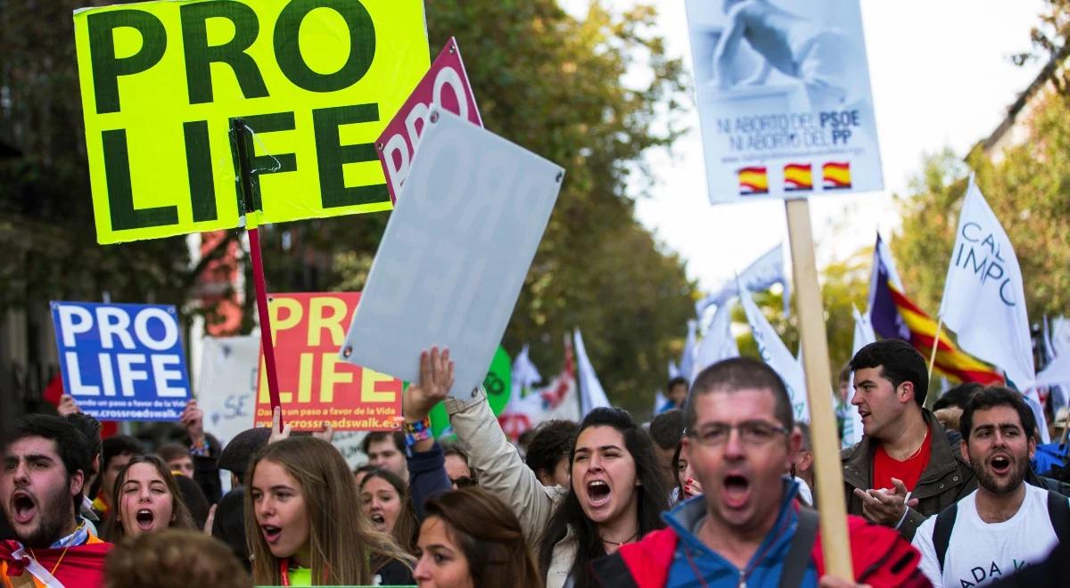 Protesty przed klinikami aborcyjnymi w Hiszpanii będą karalne? Socjaliści złożyli projekt ustawy