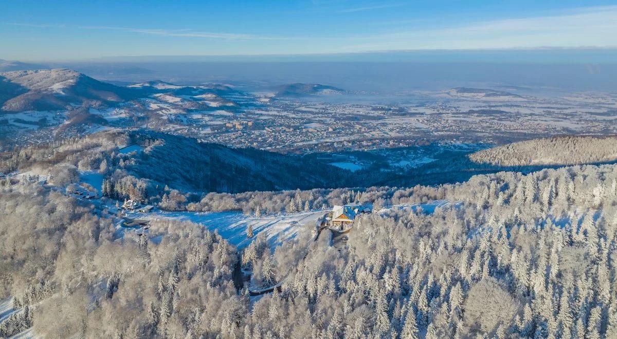 Słoneczna pogoda w Beskidach. GOPR: poprawiły się warunki na szlakach turystycznych