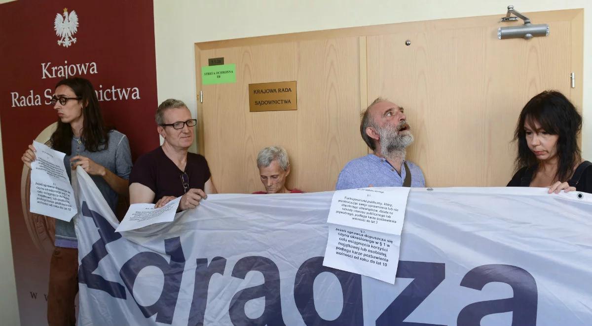 Premier o poniedziałkowym proteście w KRS: nie może być takiej anarchii