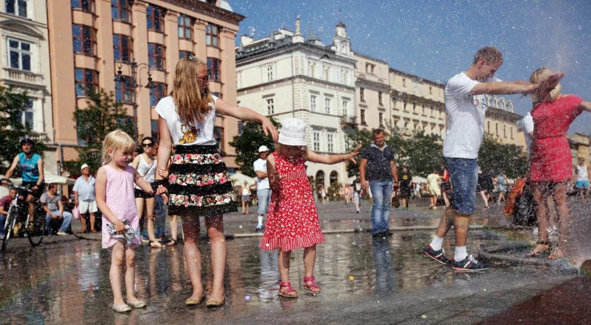 Początek roku pod znakiem upałów. Szkoły skracają lekcje    