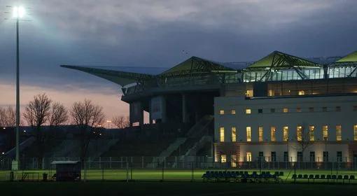 Kibice Legii umawiają się przed stadionem