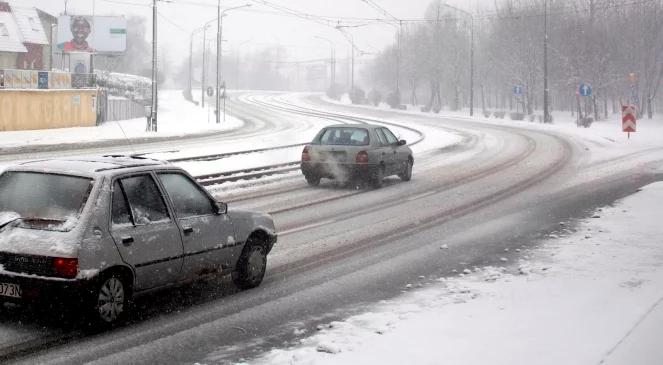 Fatalne warunki na drogach: pada śnieg, jest ślisko