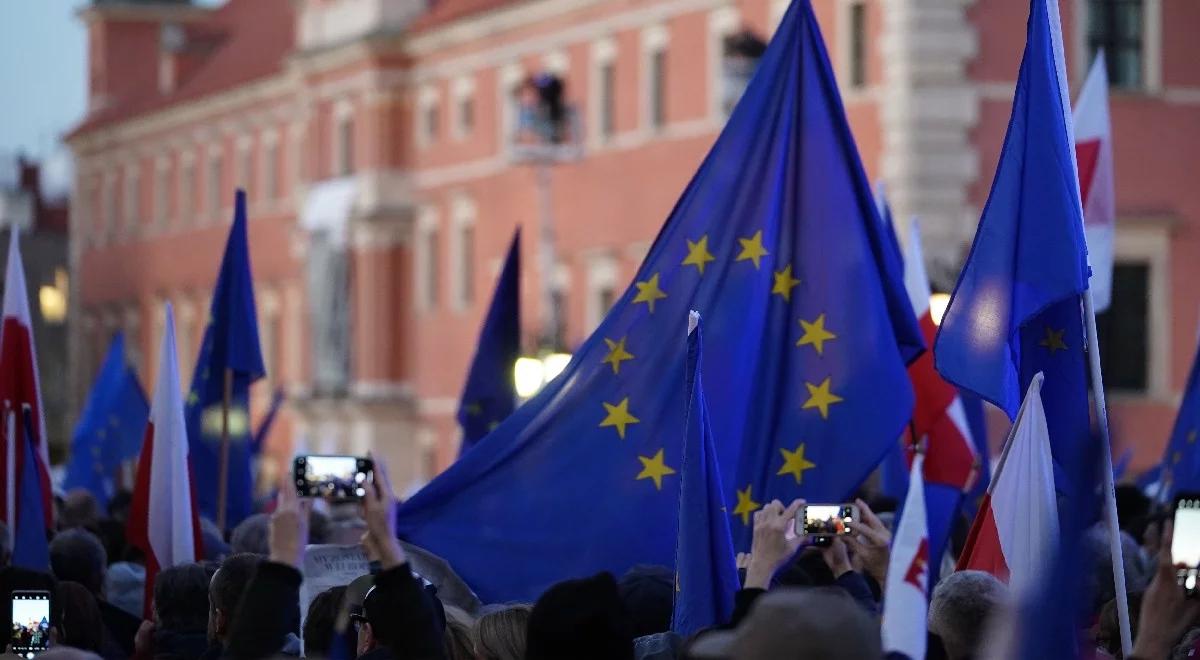 Warszawa: manifestacja poparcia dla obecności Polski w UE oraz kontrmanifestacja środowisk narodowych