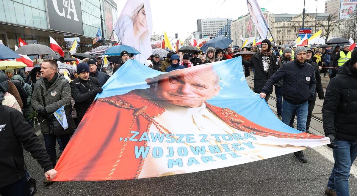 Marsze papieskie przeszły przez Polskę. Mularczyk: Polacy nie zgadzają się na atak na Kościół