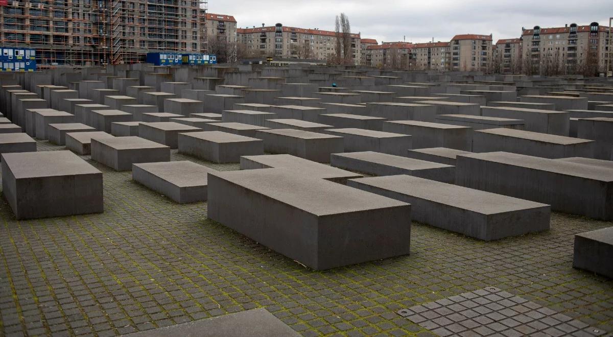 Antysemityzm w Niemczech. Swastyki i "Heil Hitler" na steli Pomnika Pomordowanych Żydów Europy