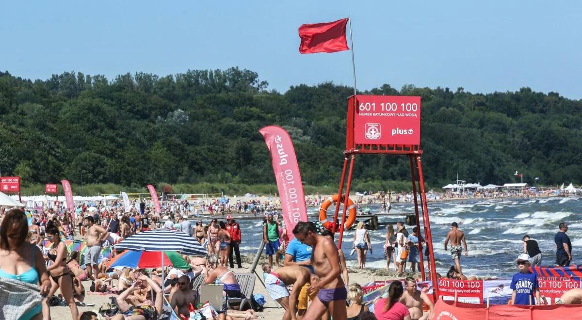Wysyp czerwonych flag nad Bałtykiem. Zakazy kąpieli w długi weekend