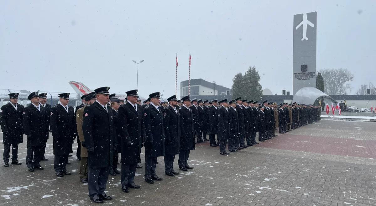 Promocja oficerska w Dęblinie. Szef MON: siły powietrzne przeżywają dynamiczny rozwój