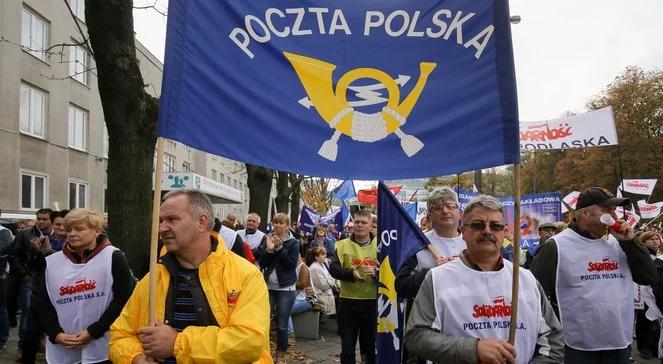 Związkowcy z Poczty Polskiej protestowali w Warszawie. Przeciwko nowym warunkom zatrudniania i wynagradzania