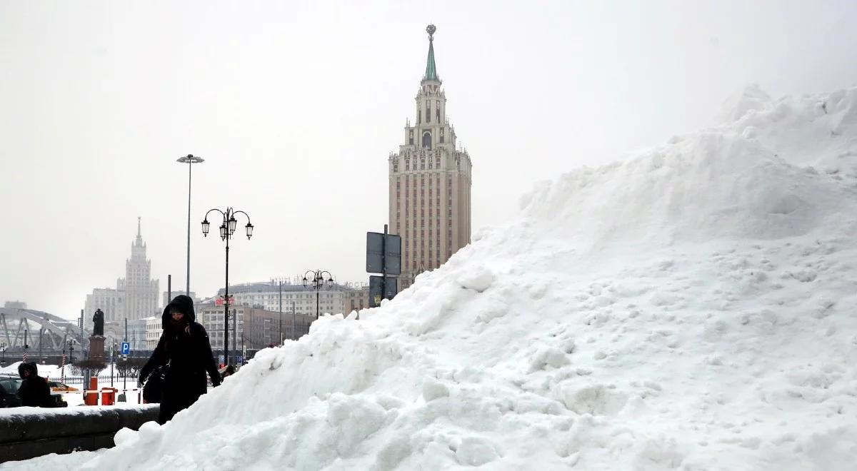 "Prawdziwy śnieżny armageddon". Zima sparaliżowała Moskwę, apele do mieszkańców 