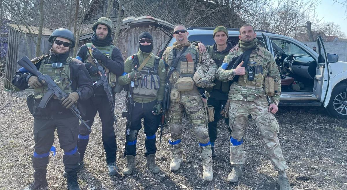 Jego filmy robią furorę w sieci. Amerykański weteran walczy na Ukrainie [WIDEO]