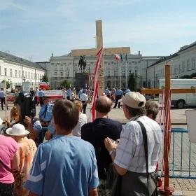 Obrońcy krzyża: nie chcemy walczyć z Kościołem