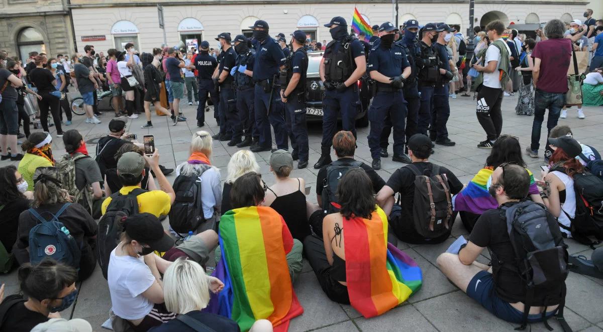 Protest LGBT w Warszawie. Policja: kłamstwem jest, że pozbawiono zatrzymanych prawa do obrońcy