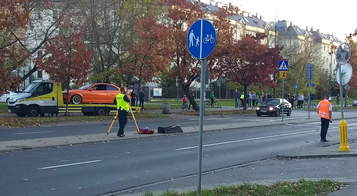 Tragiczny wypadek w Warszawie. Kierowca wjechał w mężczyznę i dziecko