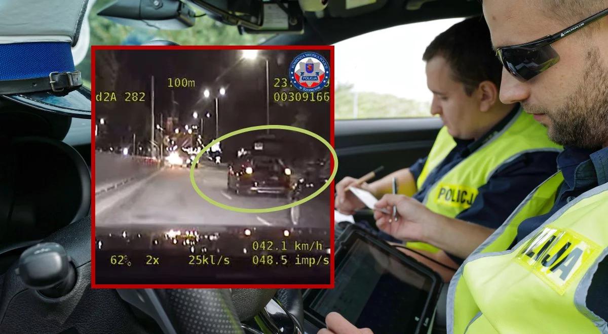 Uciekał przed policją wioząc kolegę w otwartym bagażniku. Dostał surową karę [WIDEO]