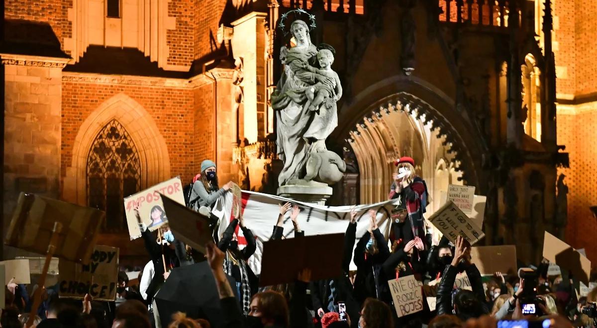 "To w naszej kulturze było do tej pory niespotykane". Łoziński o atakach na budynki kościelne