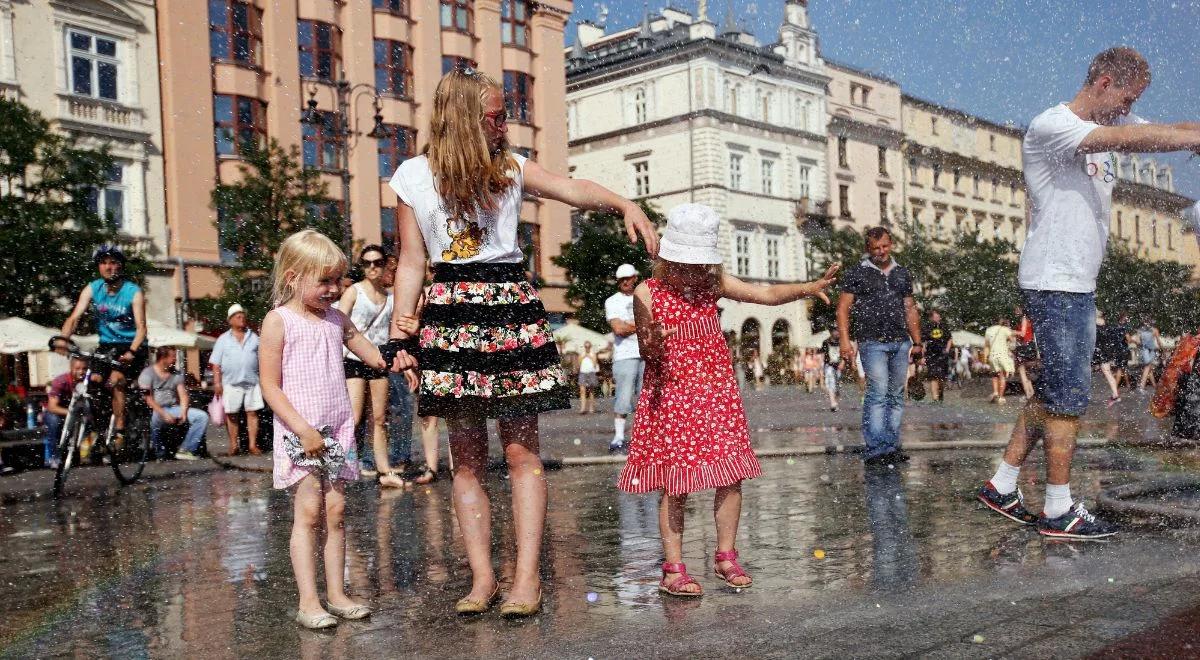 Upał nie odpuszcza w całym kraju. IMGW ostrzega: czekają nas burze z gradem