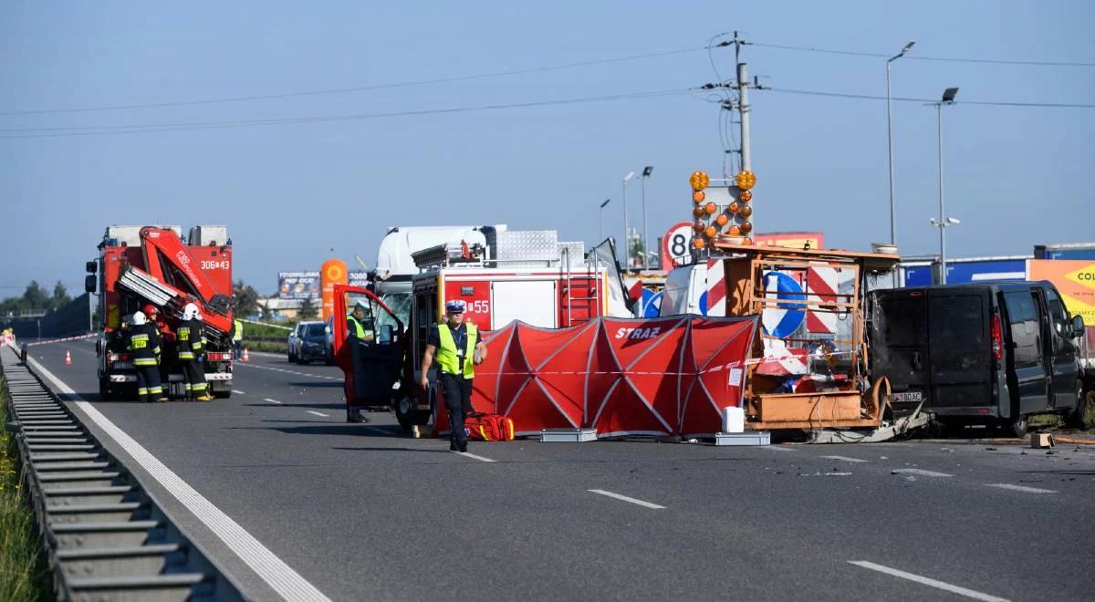 Tragedia na trasie S11. Bus uderzył w pojazdy służby drogowej, są ofiary śmiertelne