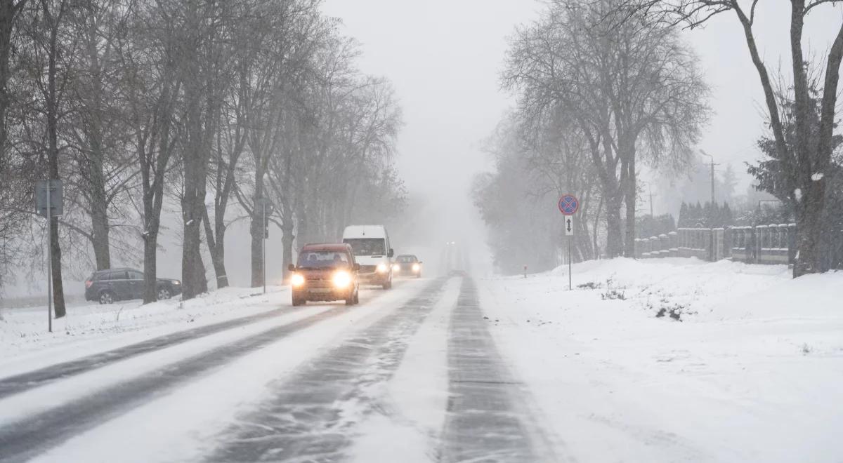 Pogoda: śnieg i silny wiatr. Jest bardzo niebezpiecznie na drogach