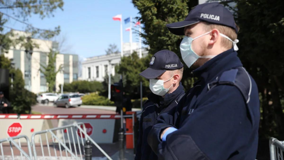 Policja pilnuje przestrzegania zakazu zgromadzeń. Pomogą drony i śmigłowce