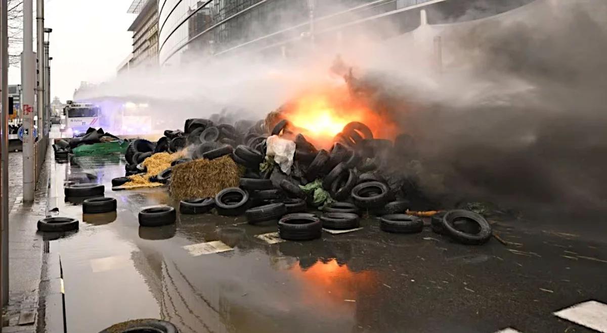 Protest rolników w Brukseli. Setki traktorów zablokowały centrum miasta i drogę do  dzielnicy europejskiej