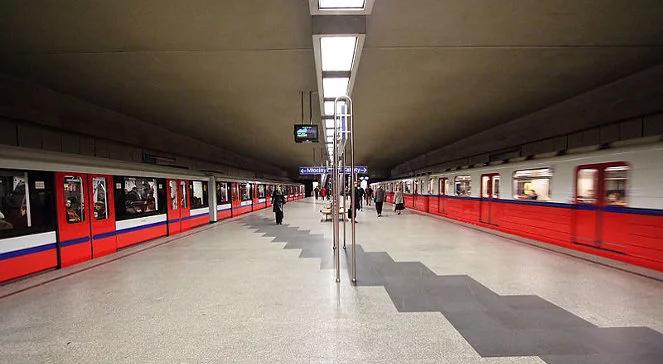 Metro jeździ wolniej. Na trasie odkształciły się tory