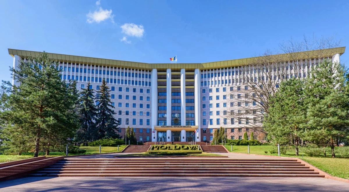 Mołdawia. "Dwa ugrupowania formalnie się zwalczają, ale naprawdę współpracują"