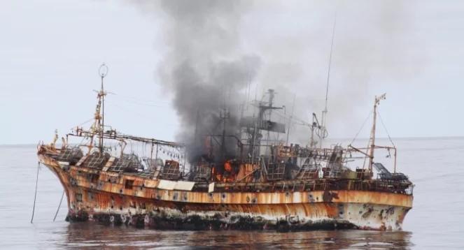 Straż przybrzeżna zatopiła japoński statek-widmo