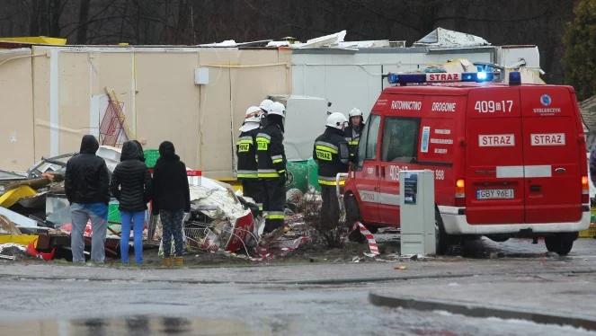 Śmiertelny wypadek niedaleko Bytowa. Ciężarówka uderzyła w sklep