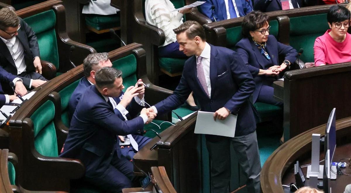 PiS chce koalicji z Konfederacją? Płaczek: raz głaszcze, raz gani