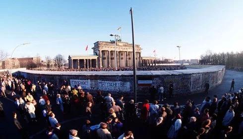 Ustawiono symboliczne mury z kartonu we Włoszech