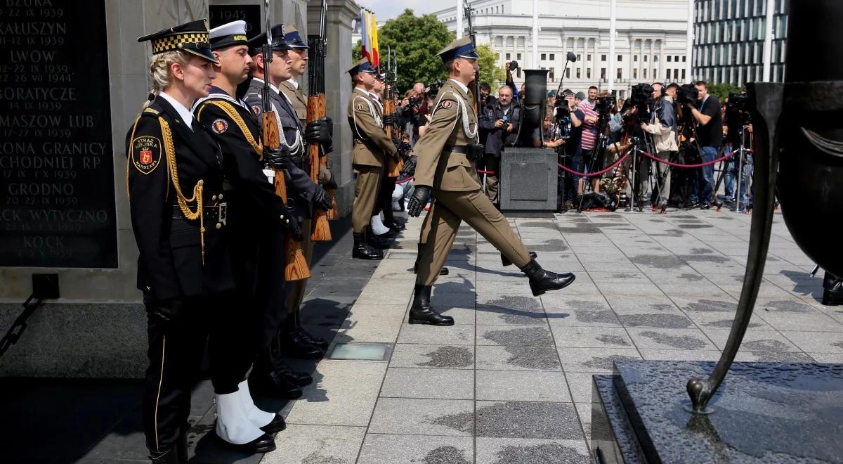 Uroczysta zmiana warty przed Grobem Nieznanego Żołnierza