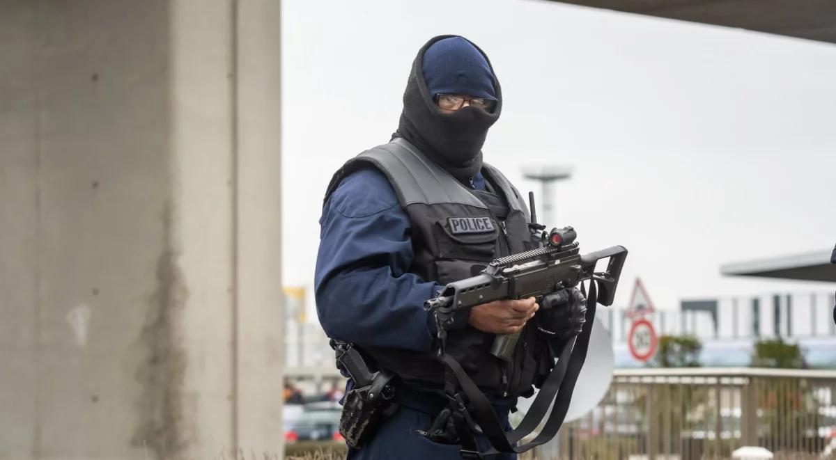 Francja: media po zamachu na Orly o terroryzmie i zapobieganiu zamachom