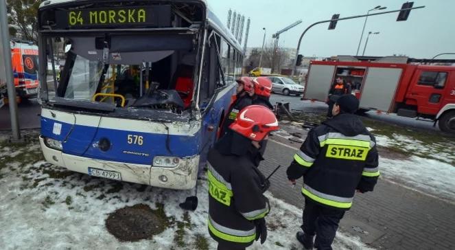 Zderzenie ciężarówki z autobusem w Bydgoszczy: 7 osób rannych