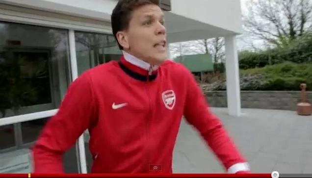 Szczęsny trafił Arsene'a Wengera piłką i ... zwiał