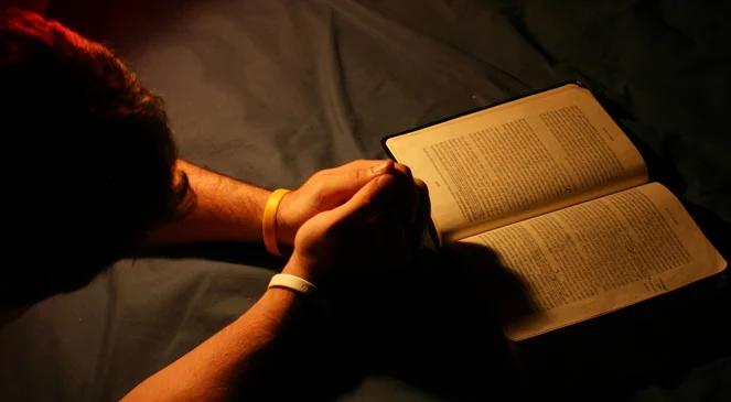 Polacy coraz mniej religijni? 