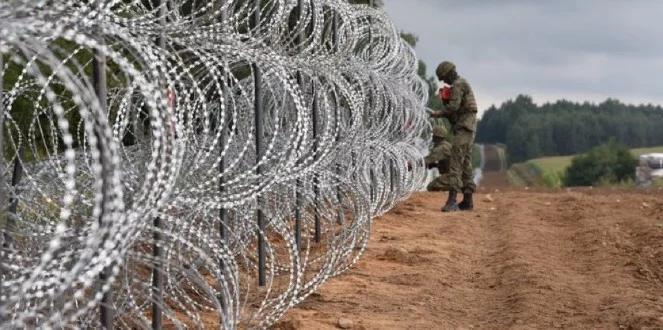 "Fizyczna zapora na granicy z Białorusią jest konieczna". Prezydent o presji migracyjnej